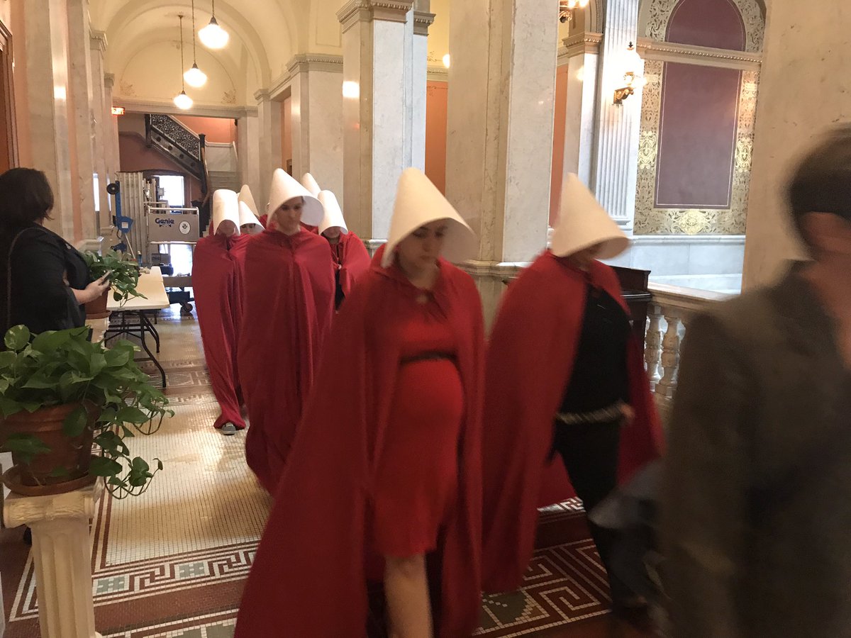 Prosvjed protiv zabrane pobačaja: Žene u Ohiou odjevene u sluškinje iz popularne serije DCNMLiMXYAAspPk