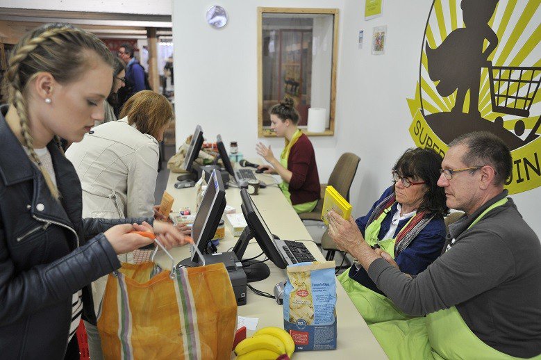 [MIN TIOT QUINQUIN] 😋
Découverte de #SuperQuinquin, ce supermarché de #Fives qui appartient à ses clients! <a href="/sqqlille/">SuperQuinquin</a> goo.gl/5sDMl5