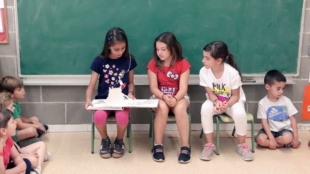 EscolaMadorell's tweet photo. Nenes de 5è expliquen El monstre de colors a P4 #lectura #intergeneracions Espais de temps compartit #somMadorell https://t.co/fhTMjZbS0f