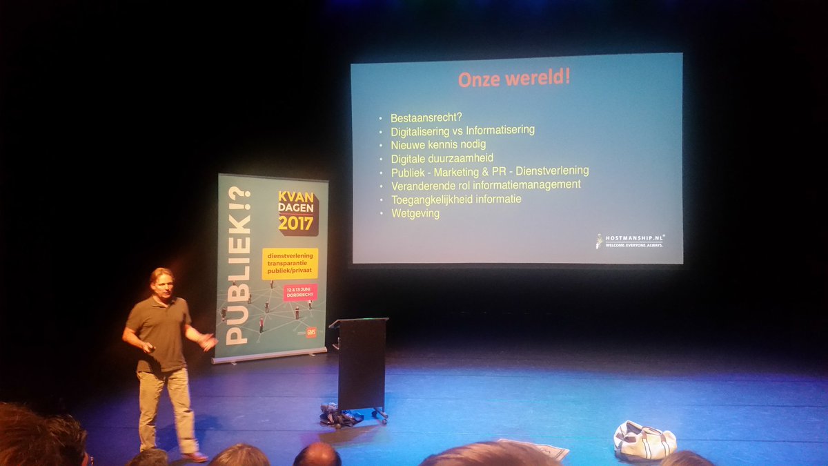 RATilburg's tweet photo. Verbinding, openheid en menselijkheid zijn wenselijke aspecten binnen dienstverlening, aldus @misterhost #KVAN17 https://t.co/YBum4oLju7