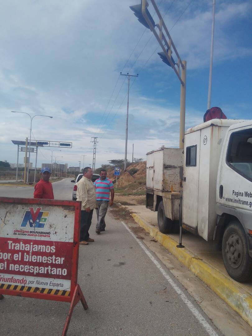 ObrasPublicasNE's tweet photo. Pintura en estructura en la intercepcion de la Av. Manuel Plácido Maneiro. Entrada parque costa azul.. #LaborEficiente #LaConstituyenteSiVa https://t.co/uqVWPLwEUK