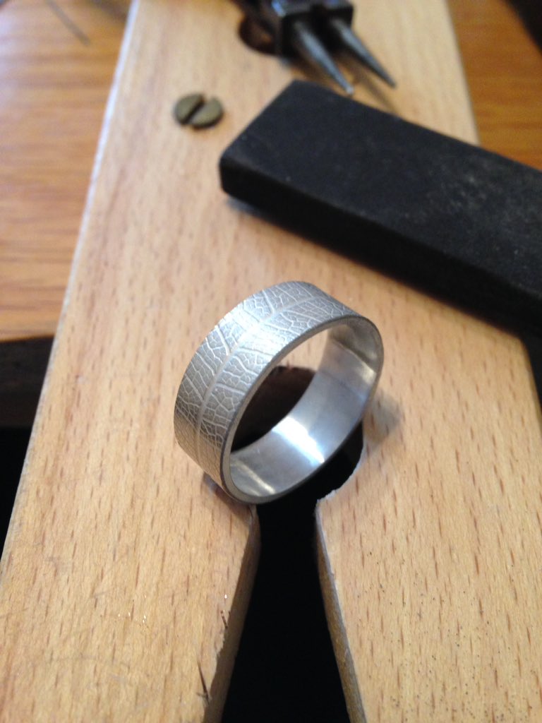 TraceyRex's tweet photo. A leaf ring in the finishing stages. #jewellerymaking #handmade https://t.co/dkjBdhIZaD
