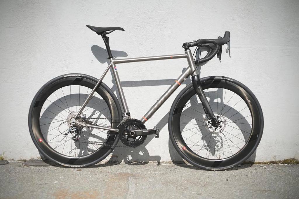 SpinfulBike's tweet image. #tituesday with @konabikes is looking SHARP with the Essato Ti. .
.
.
#cycling #konabikes #titanium #bikes #centra… ift.tt/2sx24G4