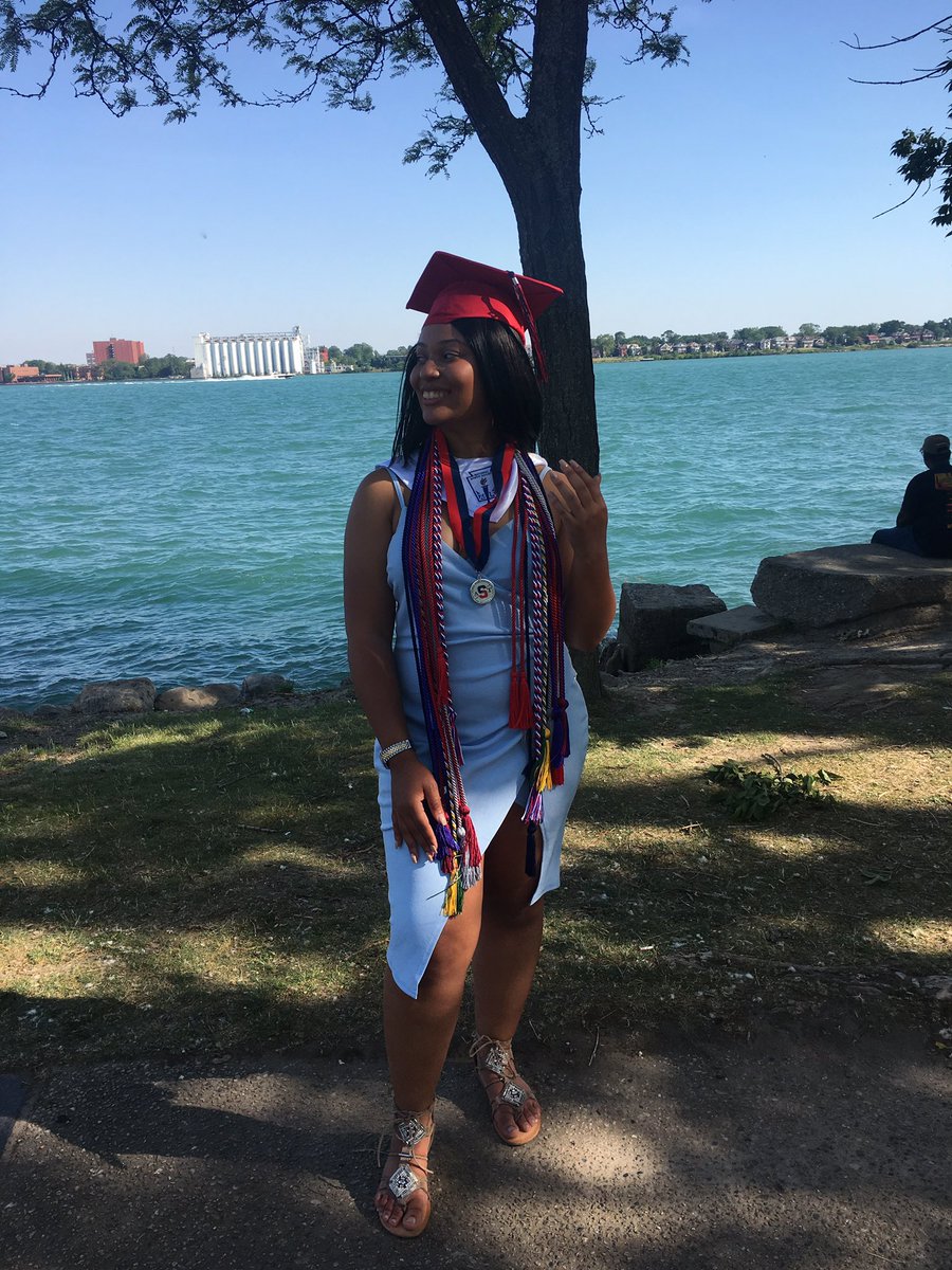 ___ReaganNicole's tweet photo. 8 cords
1 stole 
Class Body VP
graduated w/ a 4.2 GPA (3.69 overall)
$76,000+ in scholarships
Going to @michiganstateu in the fall☝🏼💚👩🏻‍🎓 https://t.co/7iU7ZIzNuh