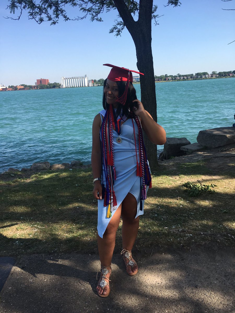 ___ReaganNicole's tweet photo. 8 cords
1 stole 
Class Body VP
graduated w/ a 4.2 GPA (3.69 overall)
$76,000+ in scholarships
Going to @michiganstateu in the fall☝🏼💚👩🏻‍🎓 https://t.co/7iU7ZIzNuh