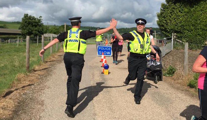 parkrunUK's tweet photo. The Chief Inspector &amp; officers from @dorsetpolice completed parkrun in full uniform in a 'Cops &amp; Robbers' takeover
👉🏿https://t.co/5sn2guRui2 https://t.co/mEZqBJ1wZH