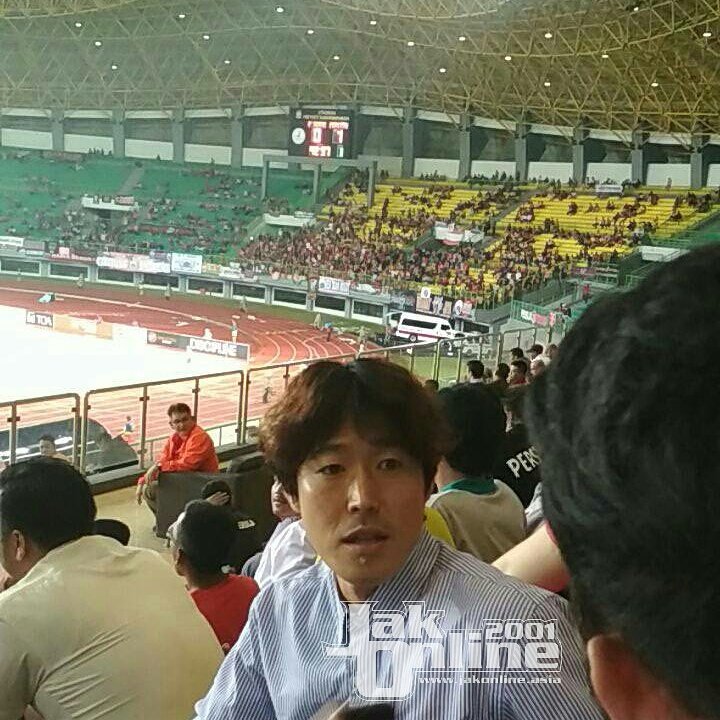 zorbaaaz's tweet photo. Tampak hadir Soon Hak di Stadion Patriot malam ini, #PersijaDay https://t.co/SgLYsXEoof