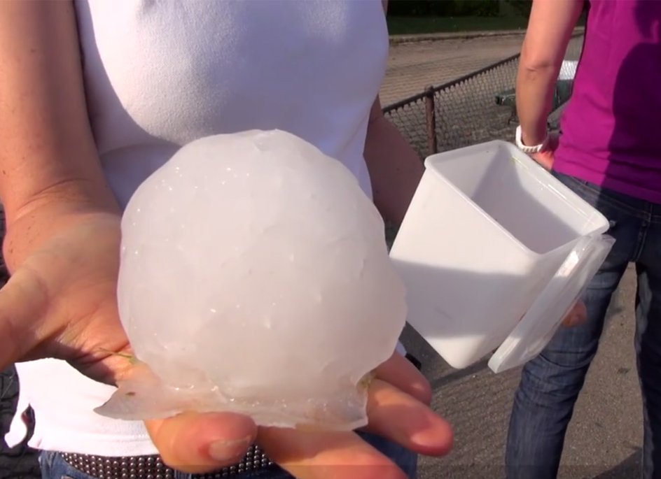 onweeronline's tweet photo. Hagelstenen tot ruim 14 cm; #Undingen, Duitsland, 6 aug. 2013. Bekijk de videobeelden van Marco Kaschuba op https://t.co/PZbvqdGbnU #hagel https://t.co/5CuWhH6lb7