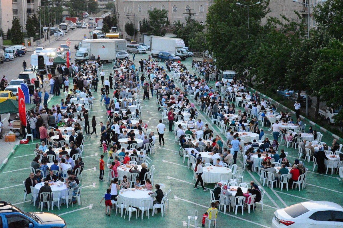 Dün akşam gerçekleştirmiş olduğumuz iftar yemeğine katılım sağlayan tüm camiamıza ve halkımıza teşekkürlerimizi sunarız.