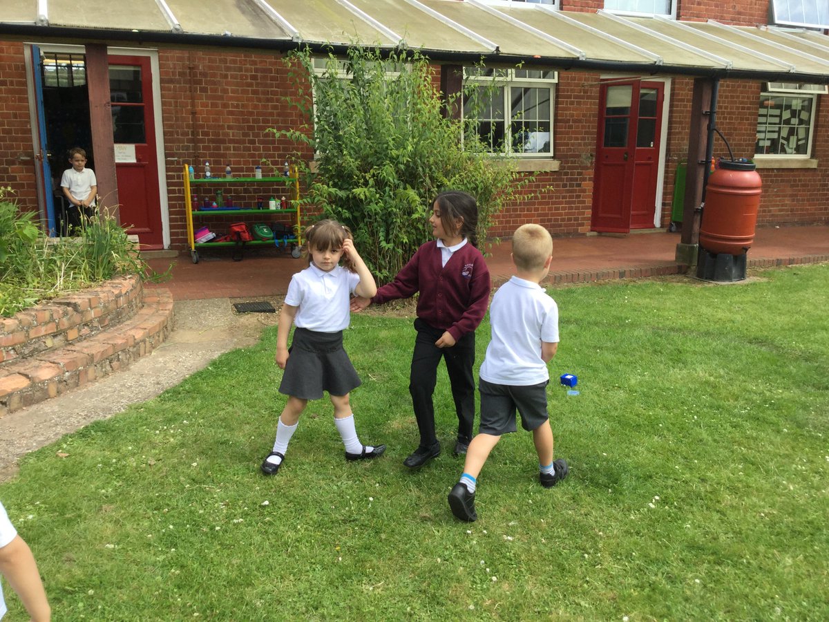 ThamesideSch's tweet photo. YSW treasure hunting. Robots following directions - ask us what the special ICT name for them is. #YSWtps #ICTtps #Mathstps https://t.co/DYH2QDxmW5