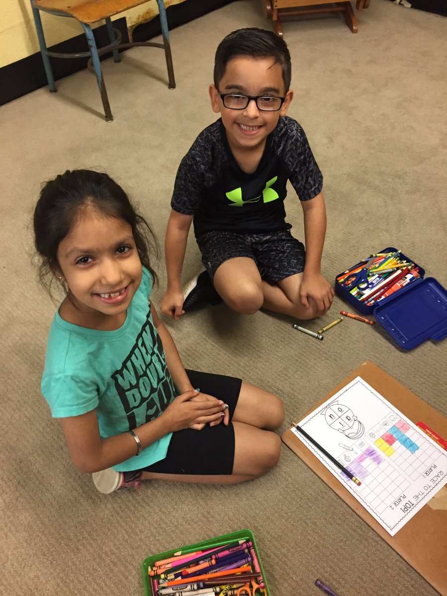 LynnCrest1AM's tweet photo. Phonics Games with our friends! @CoachOsborne #firstgraderocks https://t.co/UychqyXYAE