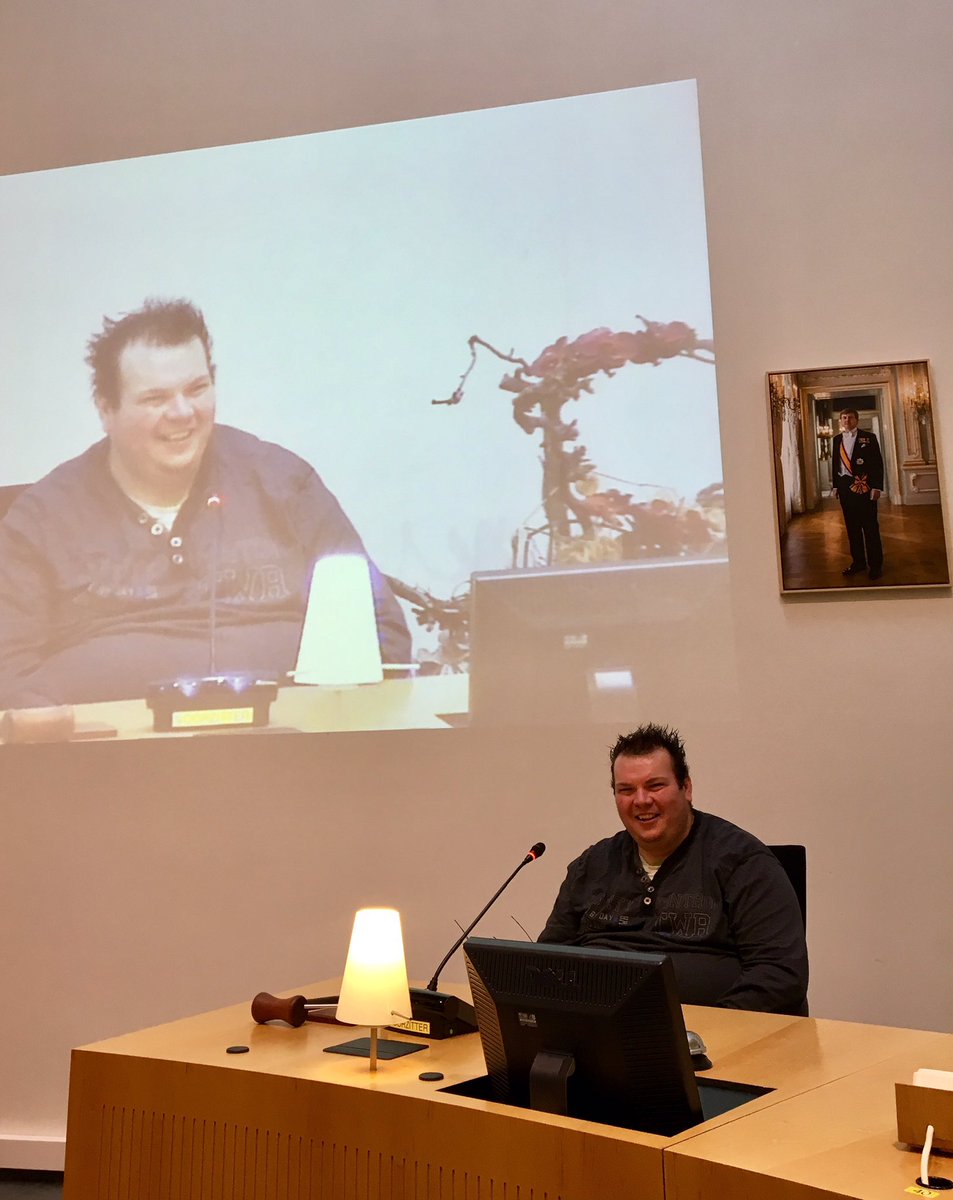 Trotse gezichten op dag 2 #prokkelweek. Bewonersraad <a href="/Vanboeijentweet/">Vanboeijen</a> neemt plaats in de stoelen van gemeenteraad <a href="/Gemeente_Assen/">Gemeente Assen</a>