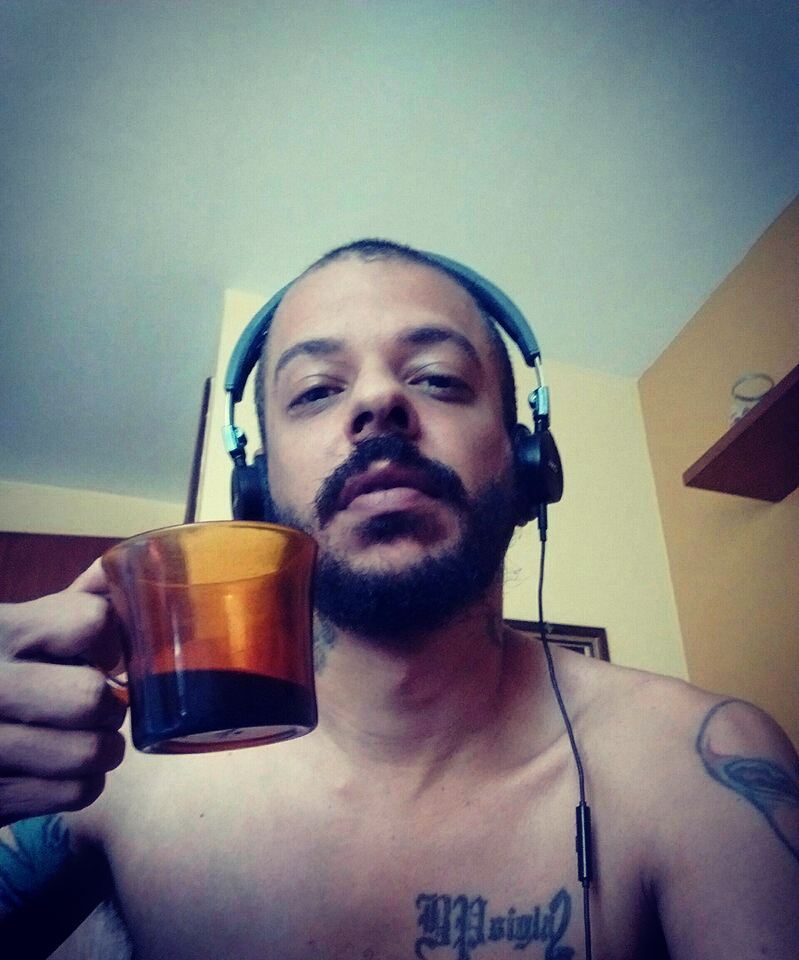 GutierrezRio's tweet photo. Aquele momento que você recebe sua próxima música pronta... A QUALQUER MOMENTO TEM! #SemPensar https://t.co/1hknLhcaId