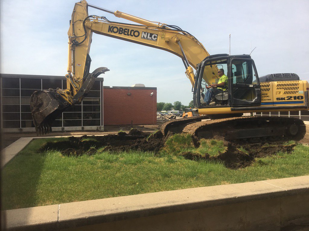 AVHSAcademics's tweet photo. Goodbye, grassy knoll. #Construction2017 https://t.co/OID0RZgIK1