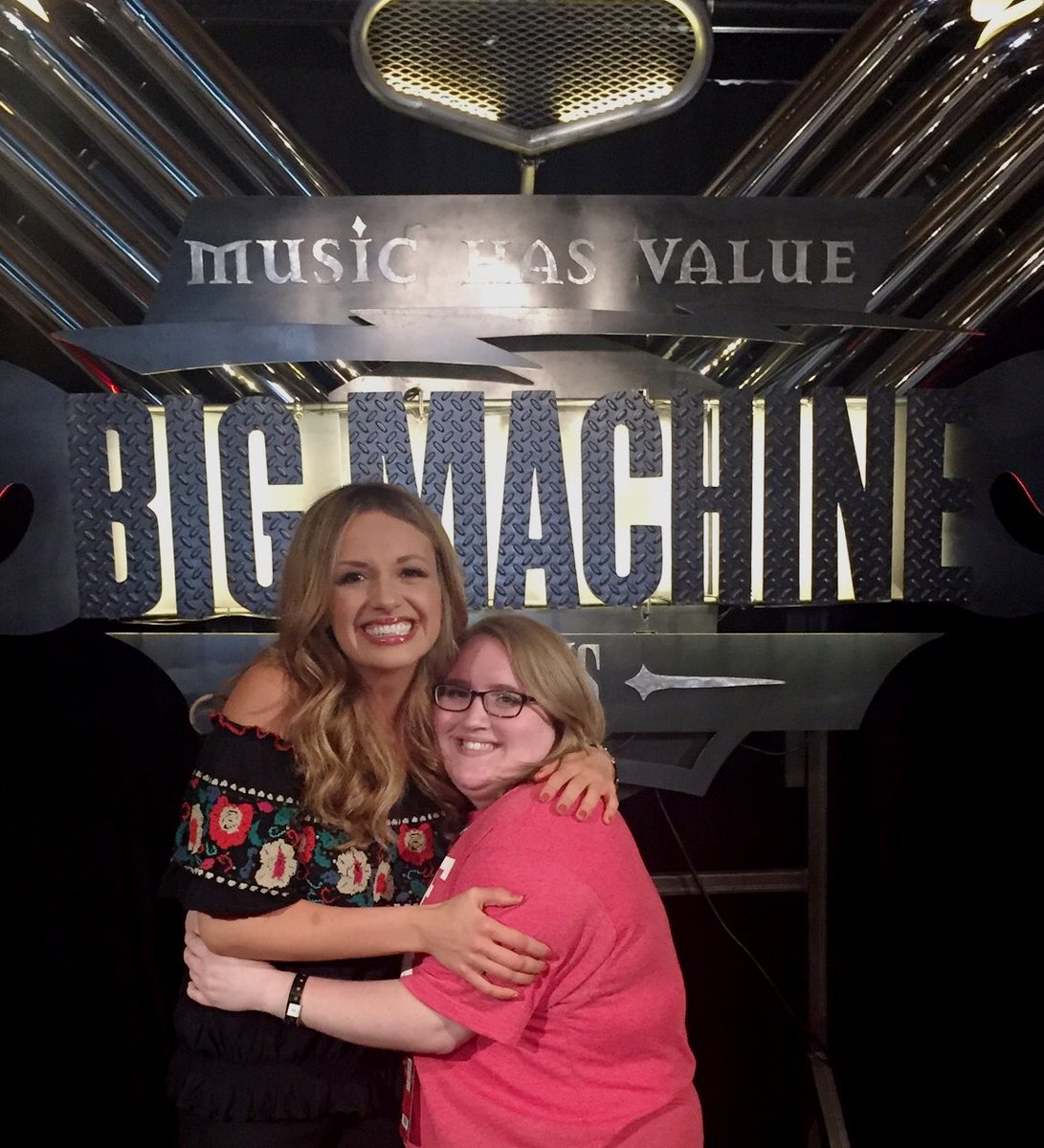 basicallyhalie's tweet photo. From meeting at Fidos in 2015 to standing in a m&g line in 2017. I'm so proud of this woman and all of her success💗😭 #brbwhileIcry https://t.co/Wumq0azX58