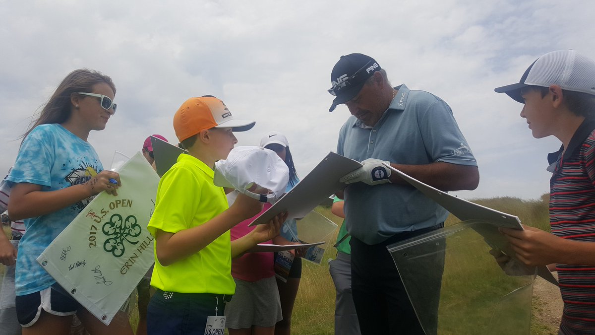 golfenredes's tweet photo. El Campeón es el Campeón. @cabrera_pato dejo que chicos entren a la cancha para firmarles autógrafos. El Pato d buen humor y pegando bien... https://t.co/1sBdRycHKE