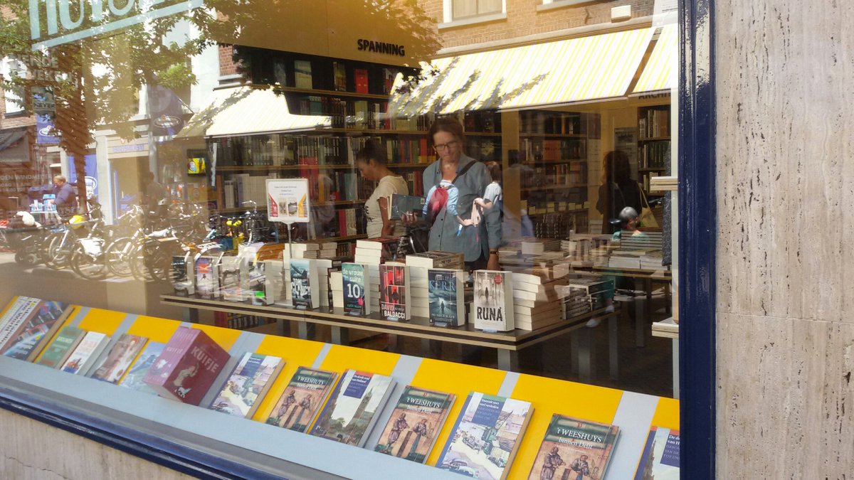 Wat hebben ze bij Boekhandel Huyser in Delft toch altijd mooie etalages... Leuk om je werk zo te zien liggen! <a href="/BkhHuyser/">Boekhandel Huyser</a>