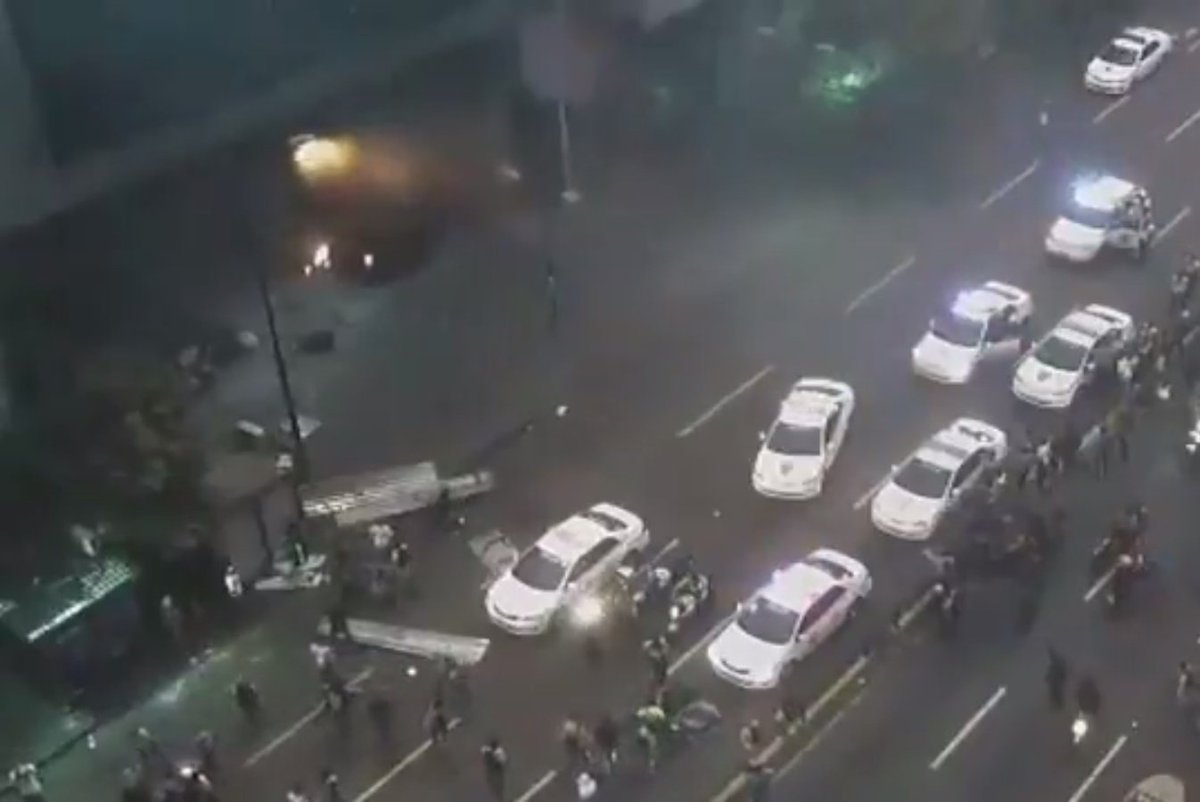 Vea cómo Polichacao no hizo nada ante ataque a la DEM (+videos) wp.me/p7jxjR-vd0 #12Jun