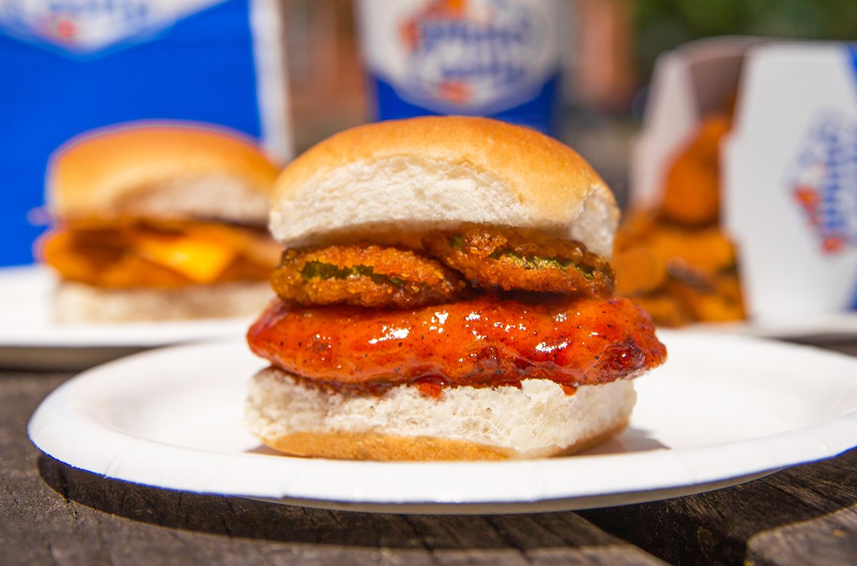 WhiteCastle's tweet photo. YOU CANβT BEAT THE HEAT OF THIS HOT CHICKEN SLIDER. #BeatTheHeatIn4Words #AYYOOOO #BrandsGonnaBrand https://t.co/bEv1UytzoL