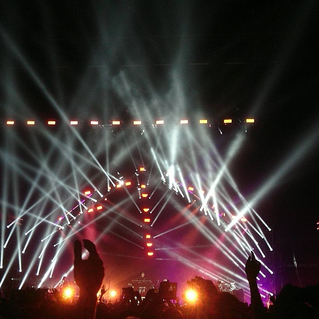 LPLive's tweet image. In case you missed it, Linkin Park debuted #NobodyCanSaveMe and #SharpEdges last night in Berlin! Video: bit.ly/2suH3f9 #LP2017