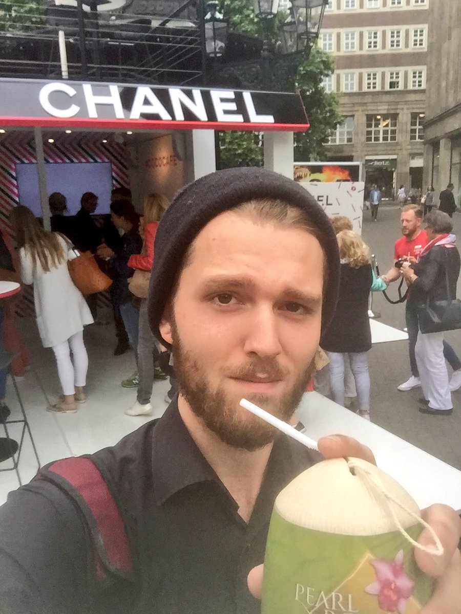 azubikom's tweet photo. Man gönnt sich ja sonst nichts 🍹@CHANEL #ilovecoco @PearlRoyalCoco #kokosnusswasser https://t.co/7qTyDQXubQ