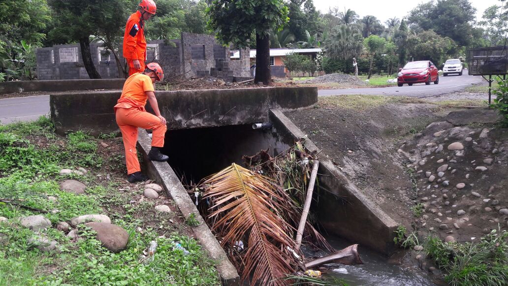 Sinaproc_Panama's tweet photo. Inspección y evaluación en la barriada  20 de diciembre, Arcoiris y Las Acacias en Chiriquí, por obstrucción de alcantarillado https://t.co/WFTcnxrI5P