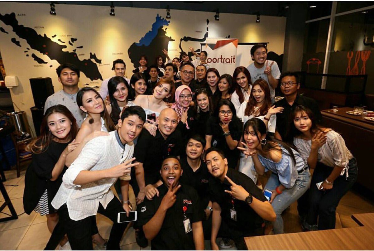 bagasrds's tweet photo. Malam blovers semuanya?apa kabar nih?Tadi Aku habis buka brg managementku @portraitmgt seru bangett!! Bisa ngumpul sma tmn2 artis yg lain 😺 https://t.co/yfFQtuPCEr