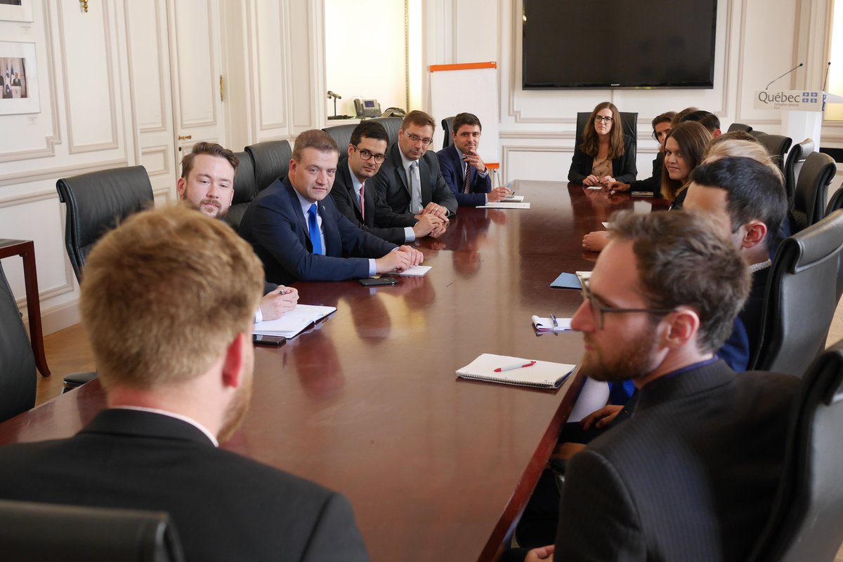 Quebec_FR's tweet photo. Le ministre @LucFortin_MCC échange avec les jeunes Québécois du @CAP_FQ en stage dans les différents partis politiques de France https://t.co/pOOJDTLrXp