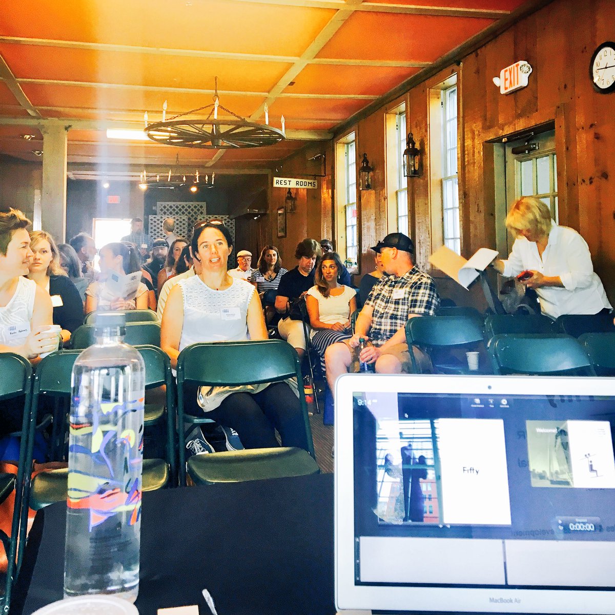 jenroeNY's tweet photo. packed house for my very first #marketing session repping @FiveFifty #programmatic #knowyouraudience #nichetargeting #skinh π€ https://t.co/BnBqLvHLjU
