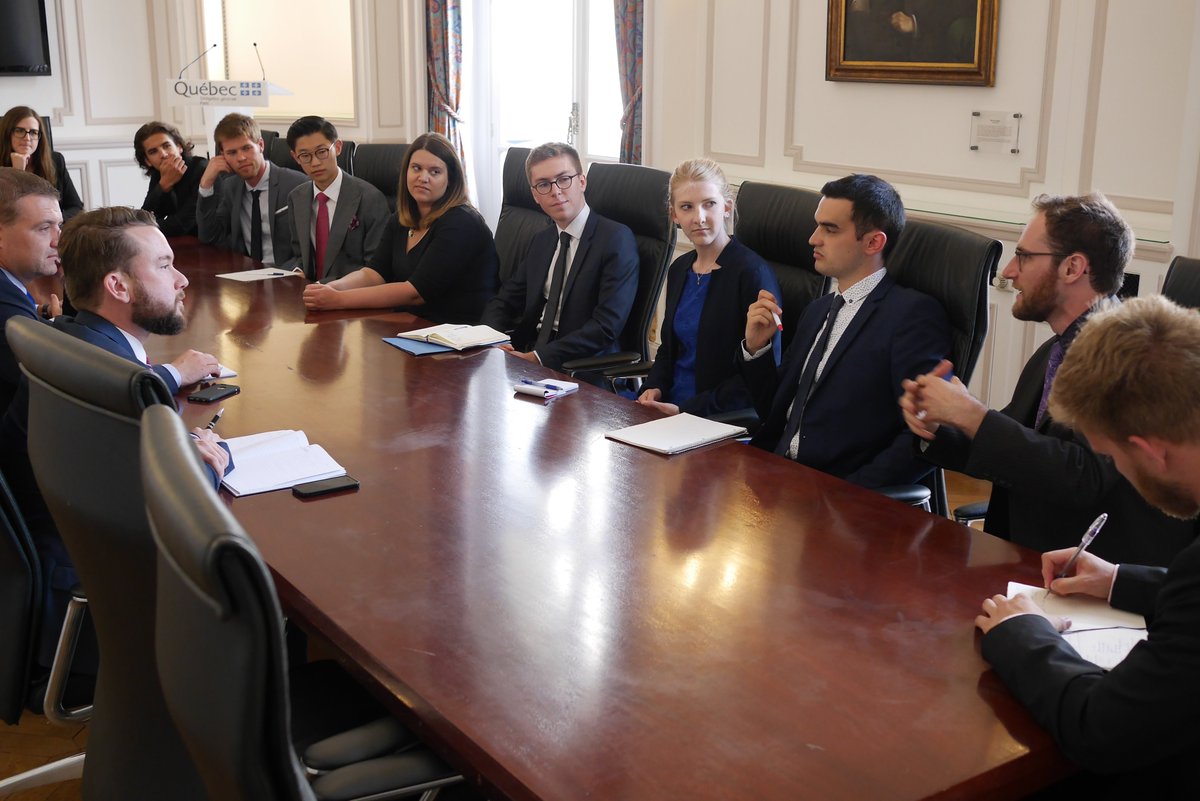 Quebec_FR's tweet photo. Le ministre @LucFortin_MCC échange avec les jeunes Québécois du @CAP_FQ en stage dans les différents partis politiques de France https://t.co/pOOJDTLrXp