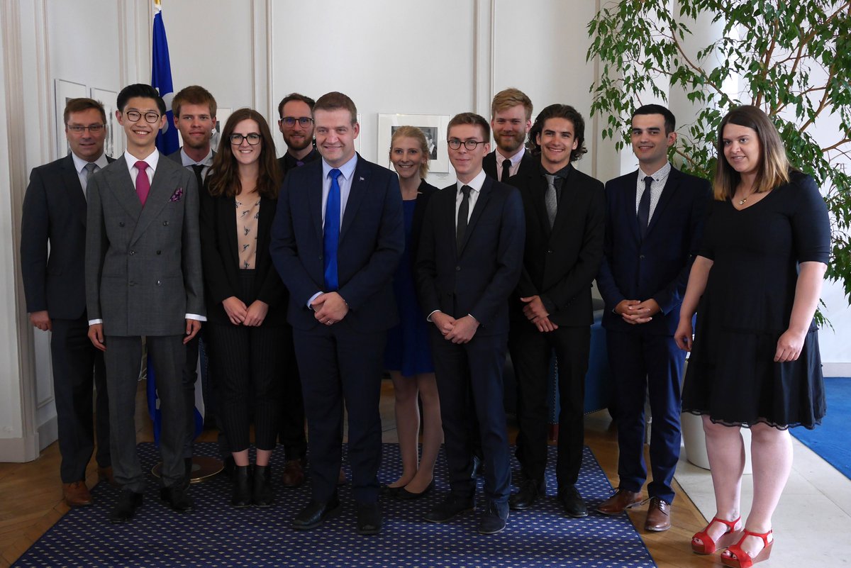 Quebec_FR's tweet photo. Le ministre @LucFortin_MCC échange avec les jeunes Québécois du @CAP_FQ en stage dans les différents partis politiques de France https://t.co/pOOJDTLrXp