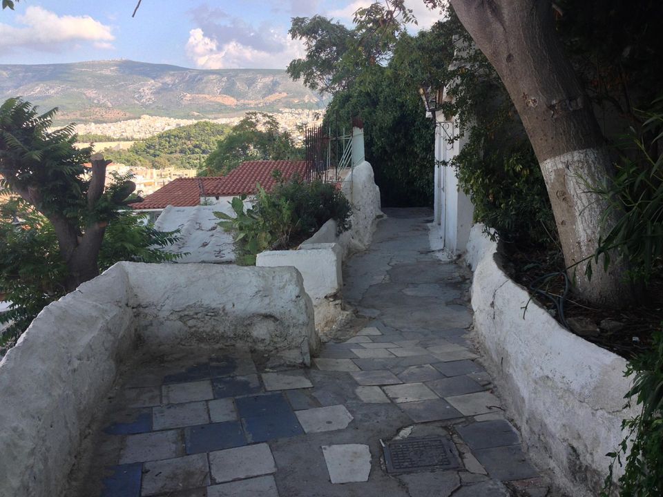 Suite de notre exploration d'Athènes. Aujourd'hui le quartier d'Anafiotika. <a href="/LaGreceJaime/">La Grèce J'aime</a> @afpathenes <a href="/FranceenGrece/">La France en Grèce 🇨🇵🇪🇺</a> liberation.fr/redecouvrir-at…