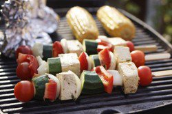vegetariersbond's tweet photo. Kooktip van de week: Tips voor een lekker vega-bbq!🔥 
Handig met al dat zomerse weer in aantocht: https://t.co/9WJnMXP32P https://t.co/m6DZWij3Q2