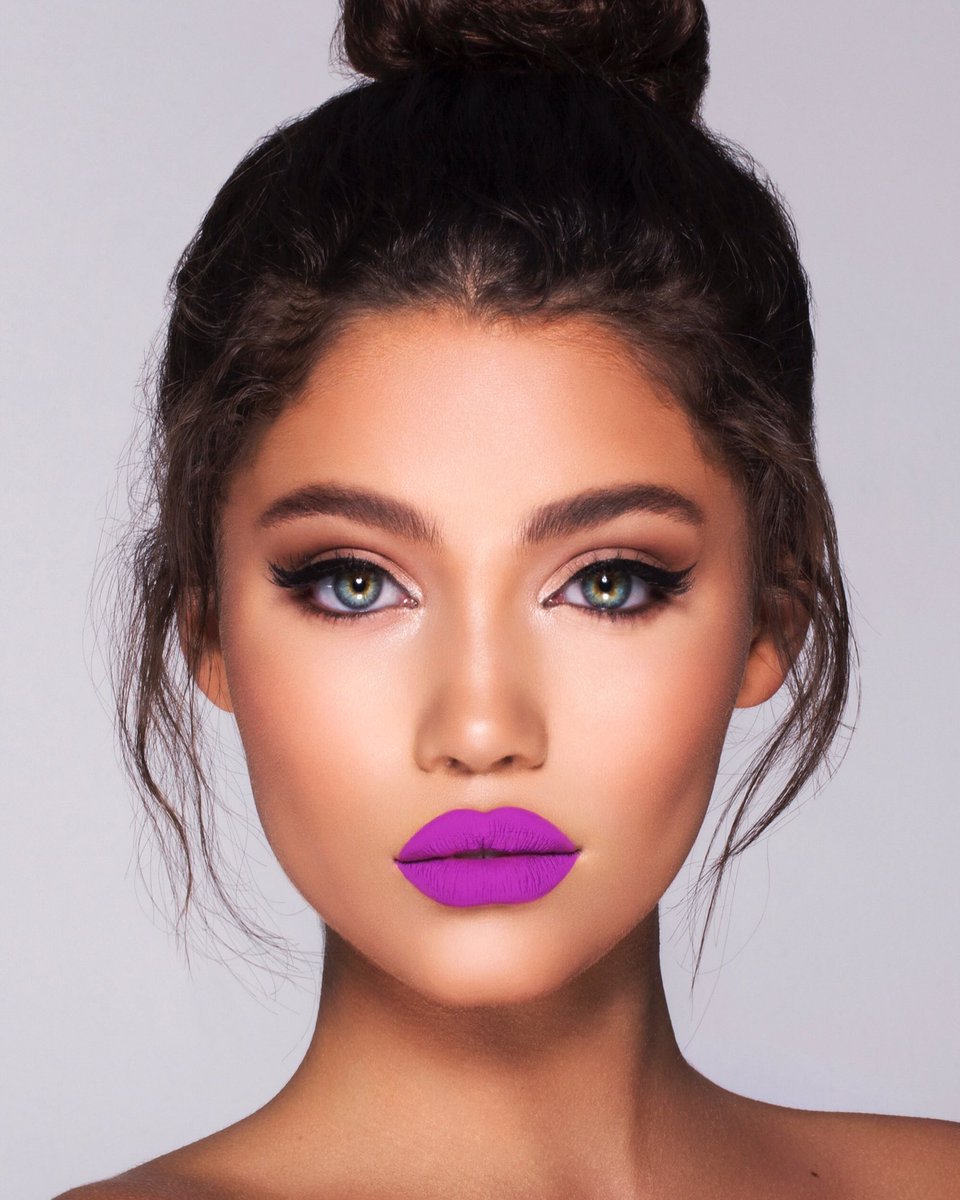 KylieJenner's tweet photo. The #VacationEdition collection launches this Thursday at 3pm pst! https://t.co/rr4qMWGDQr