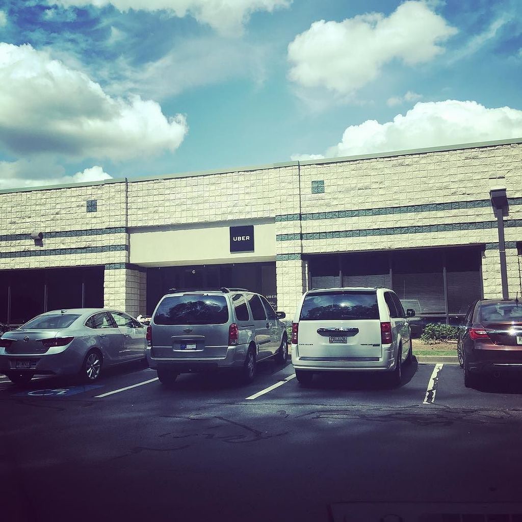 EmeralDQueen's tweet photo. At the #uberhub helping a PAX #uber #ubering #uberdriver #youtuber #vloggerlife #vlogger #emeraldqueentv #emeraldq… https://t.co/w7WRWeE9uj https://t.co/pWKBoUfTMz