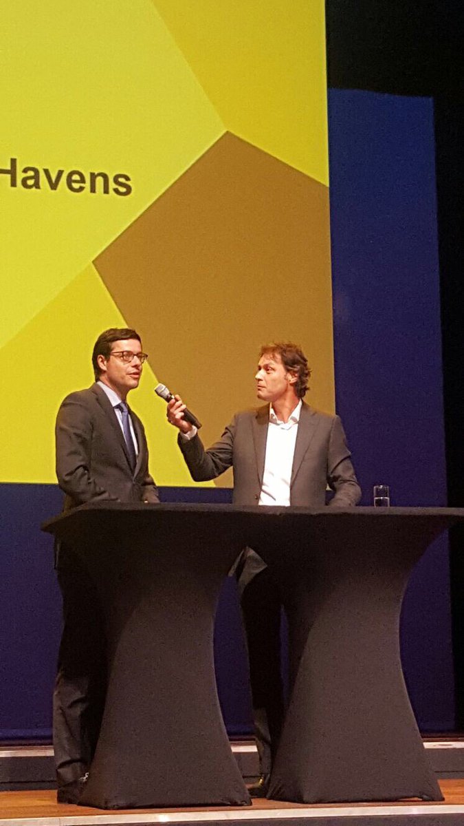 karstenklein's tweet photo. Het MKB Groei event is begonnen in het @WorldForum_ met als inleider @PieterZwart van @Coolblue_NL #MKBGroeiDH https://t.co/ZctZtN7LbS