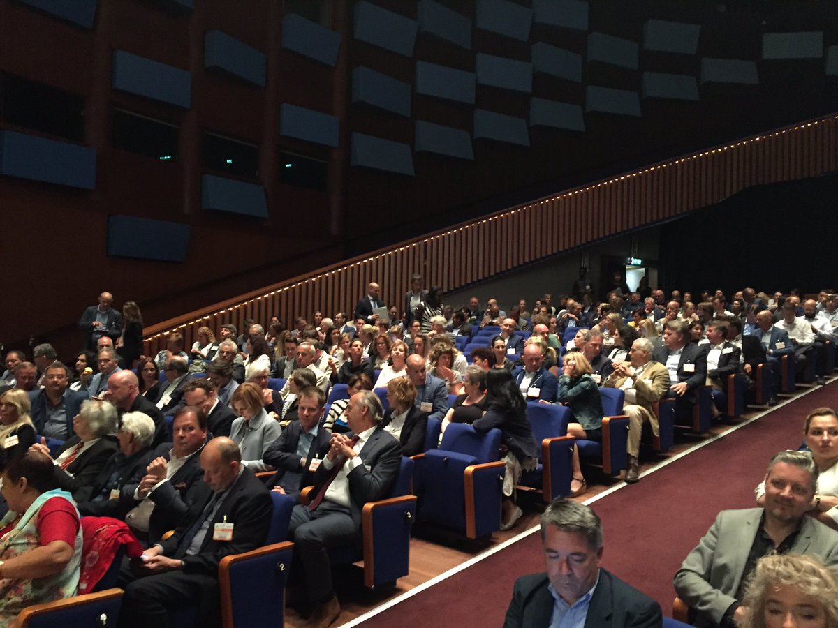 karstenklein's tweet photo. Het MKB Groei event is begonnen in het @WorldForum_ met als inleider @PieterZwart van @Coolblue_NL #MKBGroeiDH https://t.co/ZctZtN7LbS