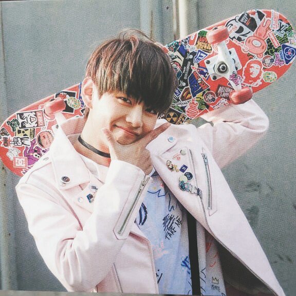 __ValEnt's tweet image. #ARMYSelcaDay 
А что это у нас тут?