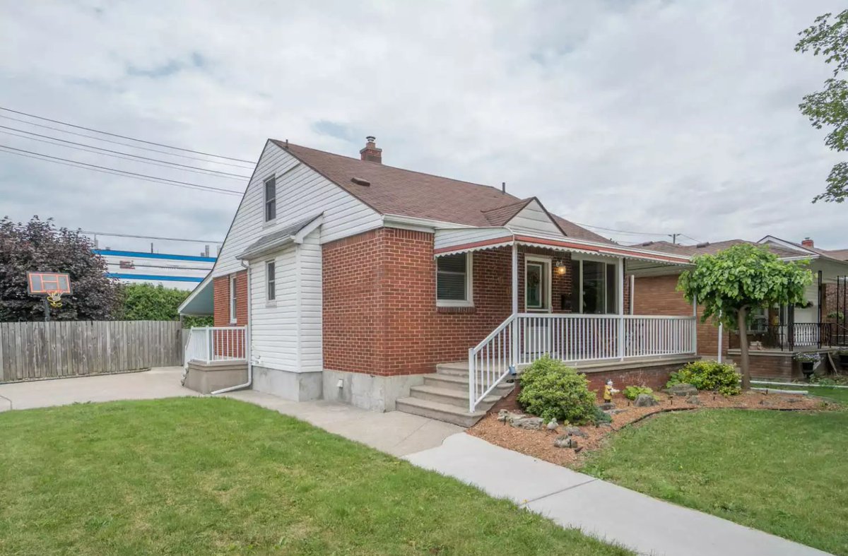 New listing in South Walkerville! 

Open house this Saturday 12-2!  

dangemus.com/listings/2602-…