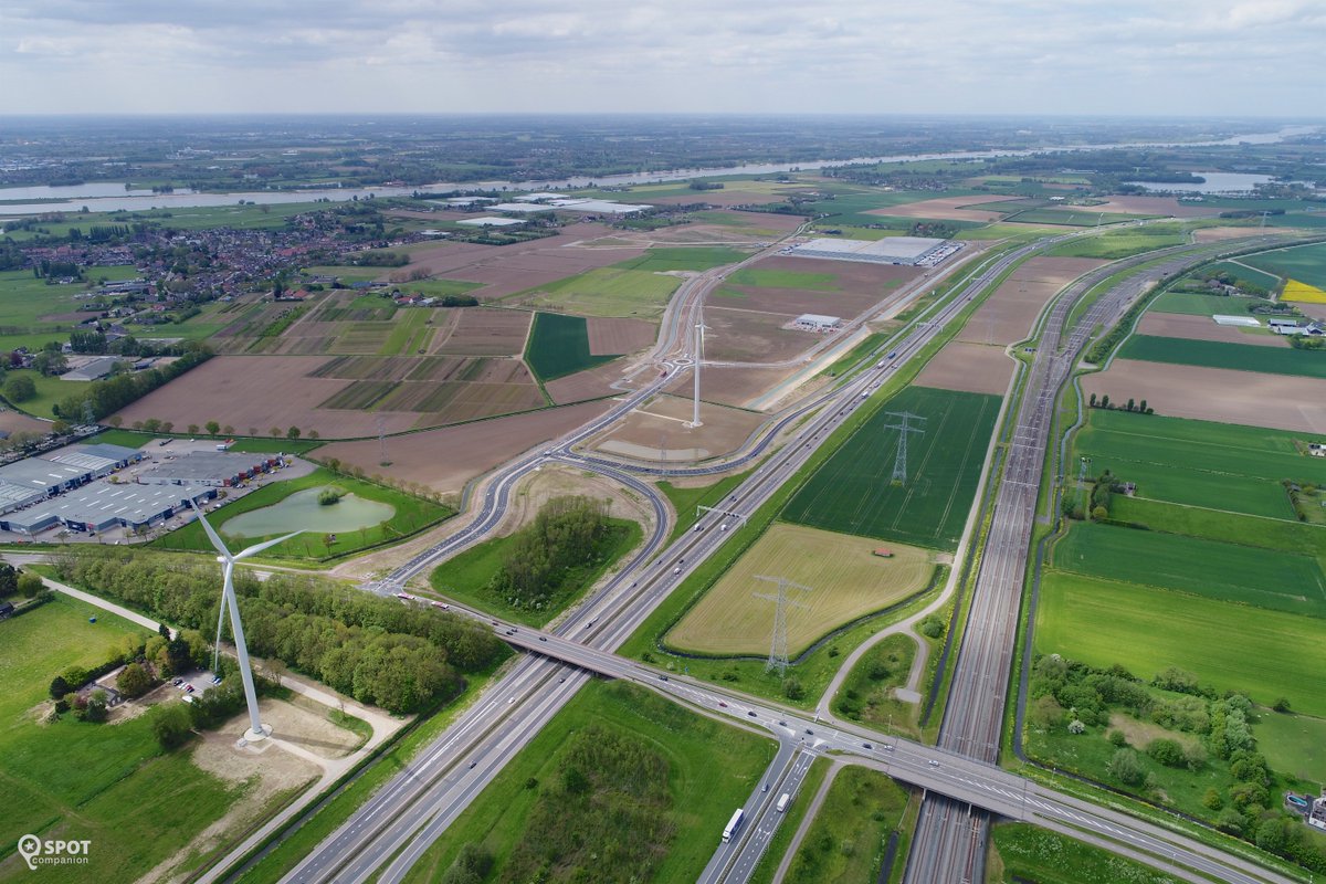 In addition to its central location, Park15 Logistics is a truly multimodal business park. Like to know more? Click: lnkd.in/gByAJZ4