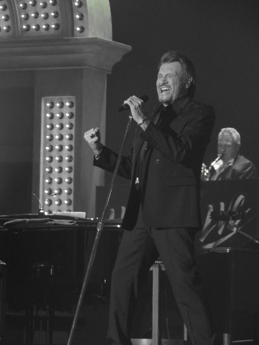 christou2202's tweet photo. La magie du rock "entre l'ombre et la lumière' souvenir de Bruxelles @JohnnySjh  @LHallyday  rt 😊😊😊😍😍😍 https://t.co/YBcV9FWy08