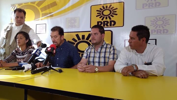EnVivoTVMX's tweet photo. Evidente rebelión de los partidos que apoyaron alternancia hacia nuevos gobiernos https://t.co/CQyY3vtWv9 @AispuroDurango @DrRamonEnriquez https://t.co/s2wuw5iuKq