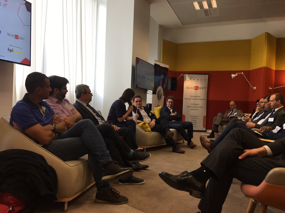 ArnaudLeRoux's tweet photo. À l' #hexaclub, @ERCOM_ évoque la #sécurité 🚨 et le #Cloud via leur CryptoBox ! #DevOps #AgilityEffect maximum https://t.co/6Aafgp9qqH
