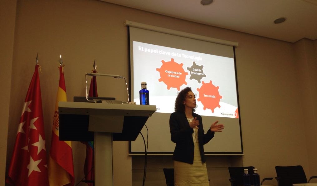 VodafoneEmpresa's tweet photo. .@alicia_mancheno en el evento de #lightingcontest hablando sobre los nuevos retos de las #SmartCities https://t.co/7NhM8CVvjO
