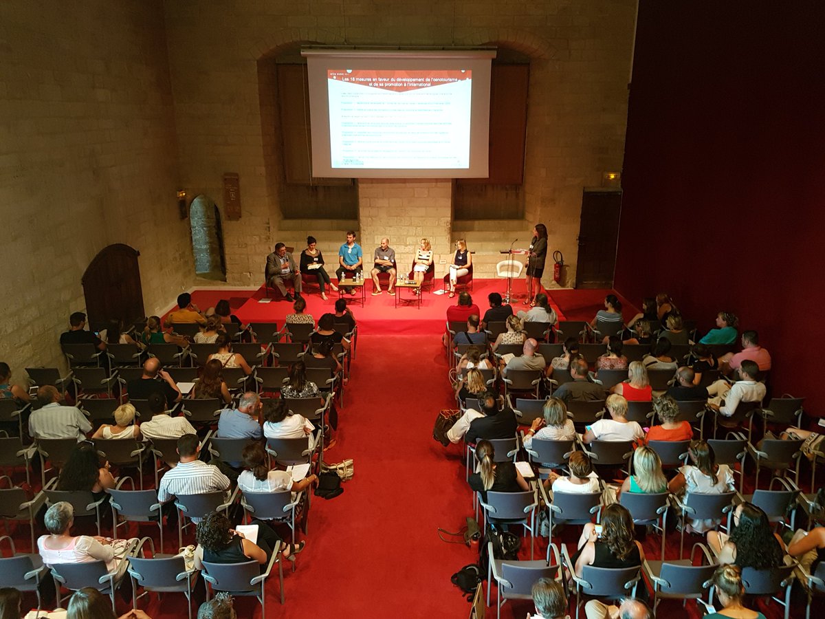Vinsrhone's tweet photo. 1ère table ronde au #RDVoenotourisme sur les 18 mesures nationales en faveur du développement de l'oenotourisme https://t.co/gnfzjRHYci