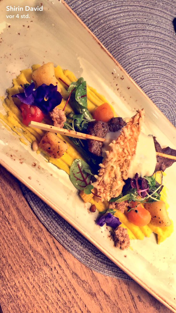 SelinaAlacaa's tweet photo. @ShirinDavid Wenn man sich um sein Leben aufs Essen freut und dann einfach Blumen kriegt😂😂😂 https://t.co/70D8cQqWp0
