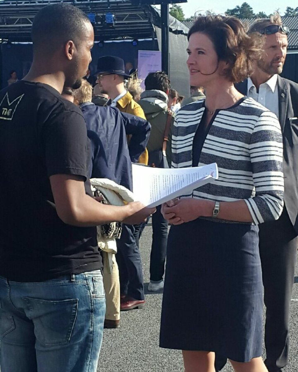 FMV föreläser för <a href="/KinbergBatra/">Anna Kinberg Batra</a> om utmaningarna som finns i Järva. Kinberg Batra säger att <a href="/nya_moderaterna/">Nya Moderaterna</a>  kommer bjuda in FMV till samtal