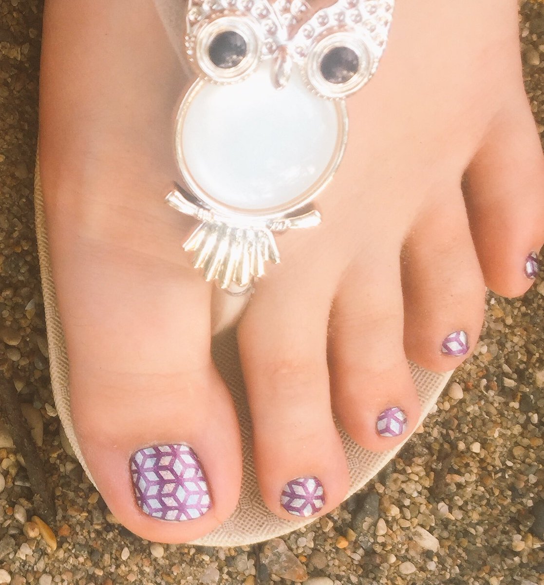 Babydoll3232's tweet photo. Excited for my "wedding toes" lol they're gonna match the dress perfect!! #jamberry #fizzygrapejn #geodiamondjn https://t.co/VguFdYFOPI https://t.co/nOXoTSvAqD