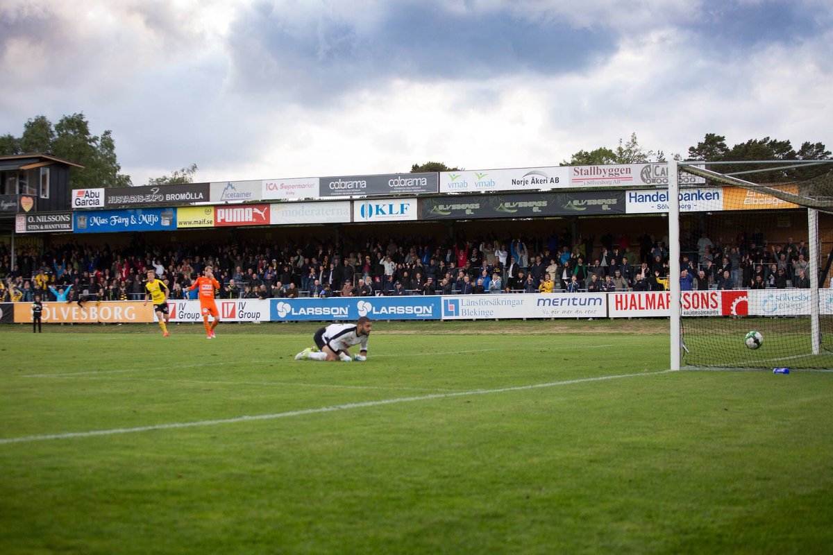 berggrenpd's tweet photo. 2-1 målet framför en välfylld ståplatsläktare (äntligen). Fantastiskt! https://t.co/b0cl13BvJy
