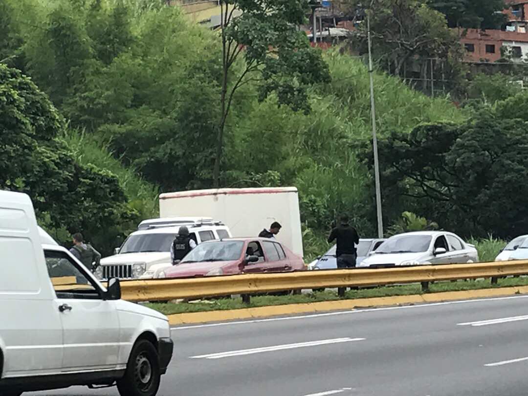 DouglasRicoVzla's tweet image. Pesquisas del #Cicpc Dirección de Vehículos, realiza amplio despliegue de seguridad en Petare. Tú seguridad siempre será nuestra prioridad.